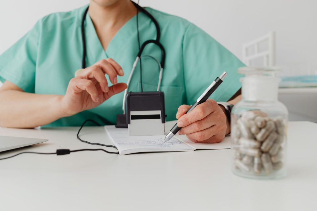 Médecin rédigeant un avis d’arrêt de travail pour un travailleur indépendant