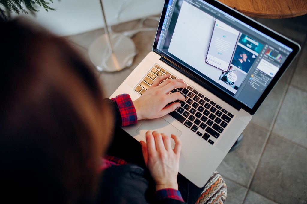 Travailleur indépendant analysant ses plafonds de déduction PER sur son ordinateur portable