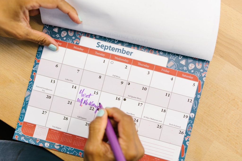 Calendrier posé sur un bureau symbolisant les échéances fiscales de septembre