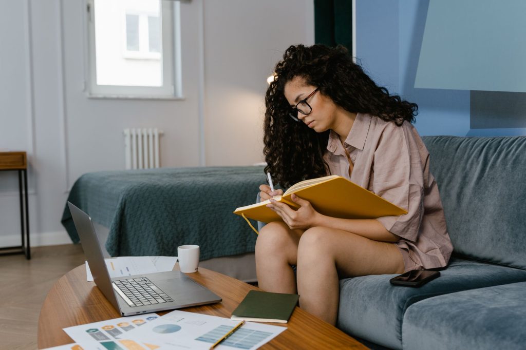 Calcul du budget logement étudiant : loyer, charges et aide au logement