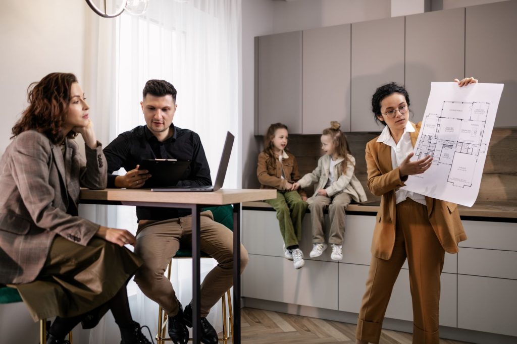 Parents et enfants réunis autour d'un projet d'épargne familiale