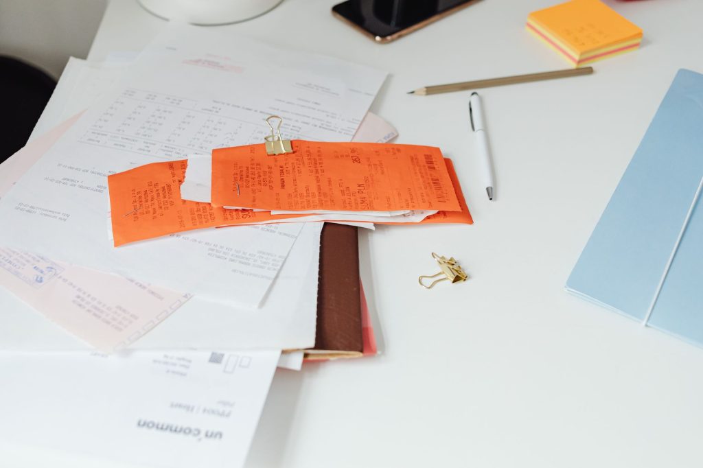 Factures et justificatifs classés pour la comptabilité dune activité indépendante