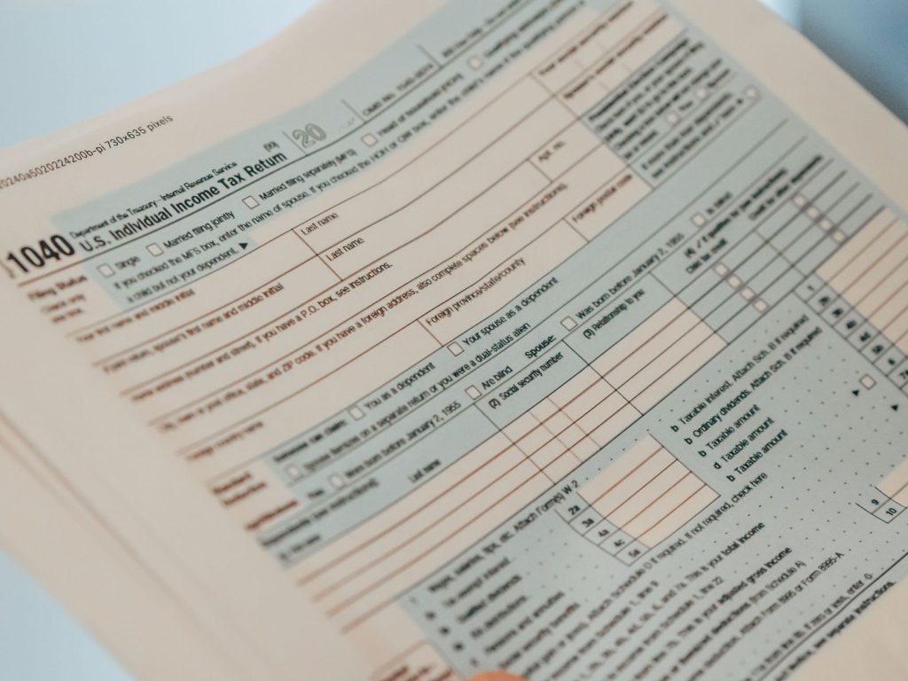 Formulaire de déclaration de revenus posé sur un bureau