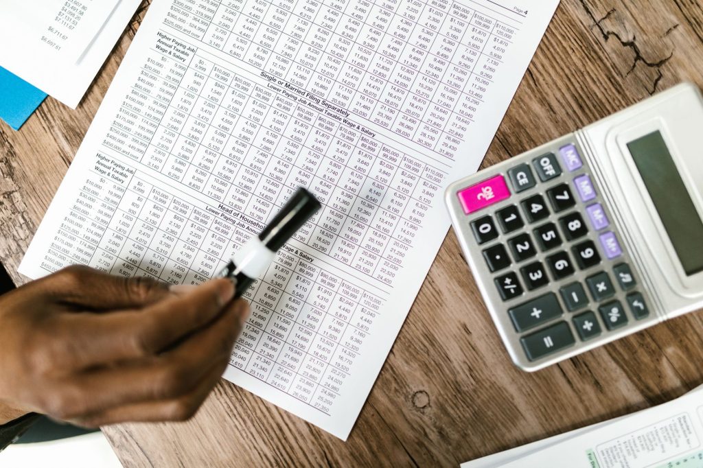 Dirigeant de SASU analysant ses documents financiers pour arbitrer entre salaire et dividendes