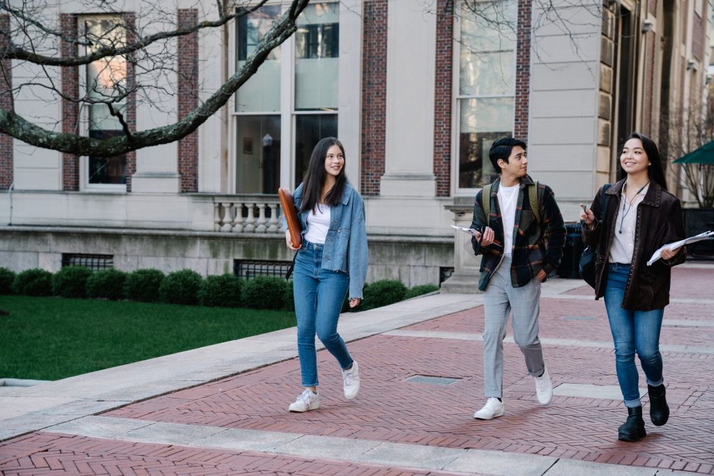 Étudiants sur un campus universitaire à la rentrée