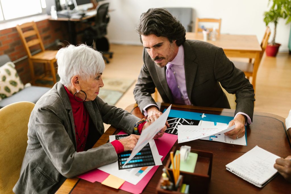 Veuve examinant les documents de sa demande de pension de réversion 2026