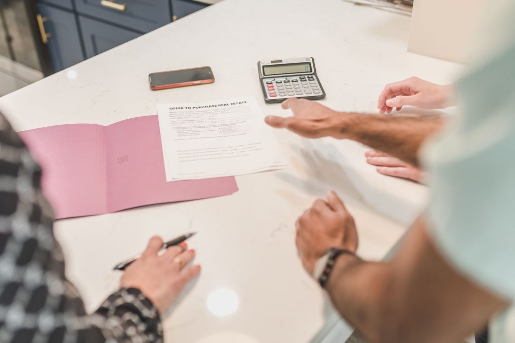 Signature d un contrat de location meublee avec calculatrice et cles