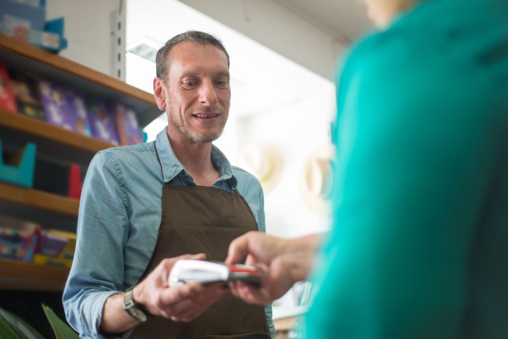 Salariée en poste dans un commerce, profil type de bénéficiaire de la prime d'activité 2026