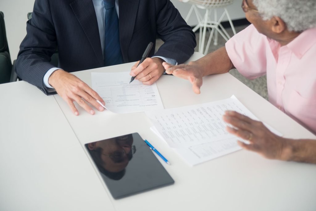 Rendez-vous avec un conseiller financier autour de documents et d’une calculatrice