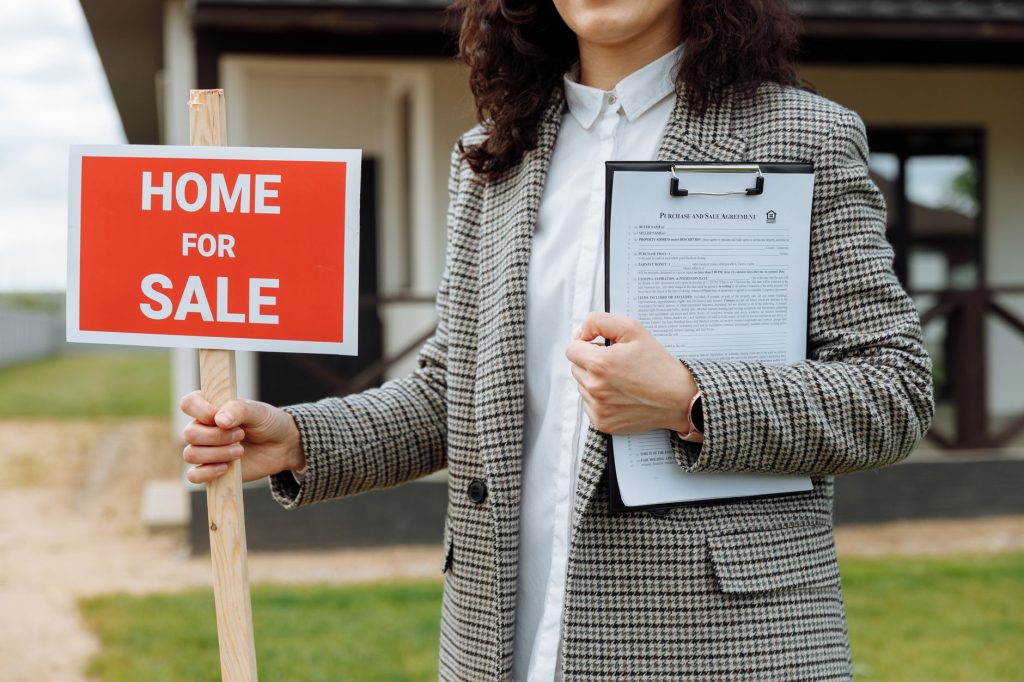Signature d'un contrat immobilier lors de la revente d'un bien en SCI