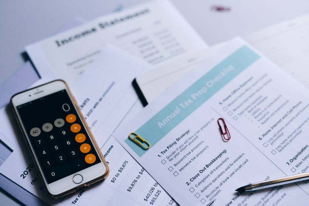 Documents fiscaux et calculatrice pour estimer l’impôt sur les intérêts
