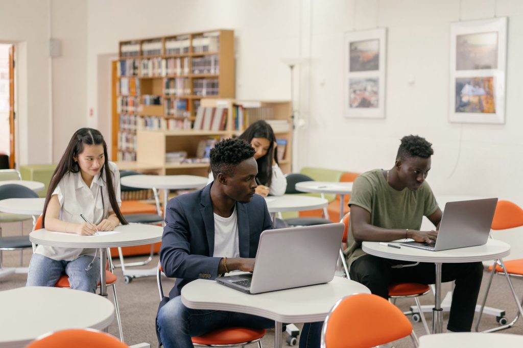 Étudiant calculant son budget de rentrée sur un ordinateur portable