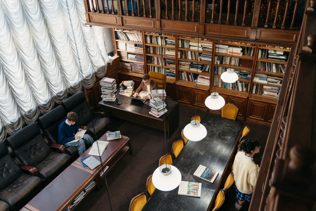 Étudiants travaillant dans une bibliothèque universitaire