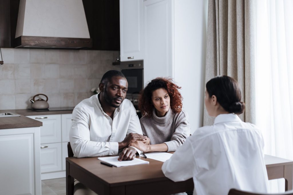 Héritiers réunis autour d'une table pour discuter du partage d'une succession en indivision
