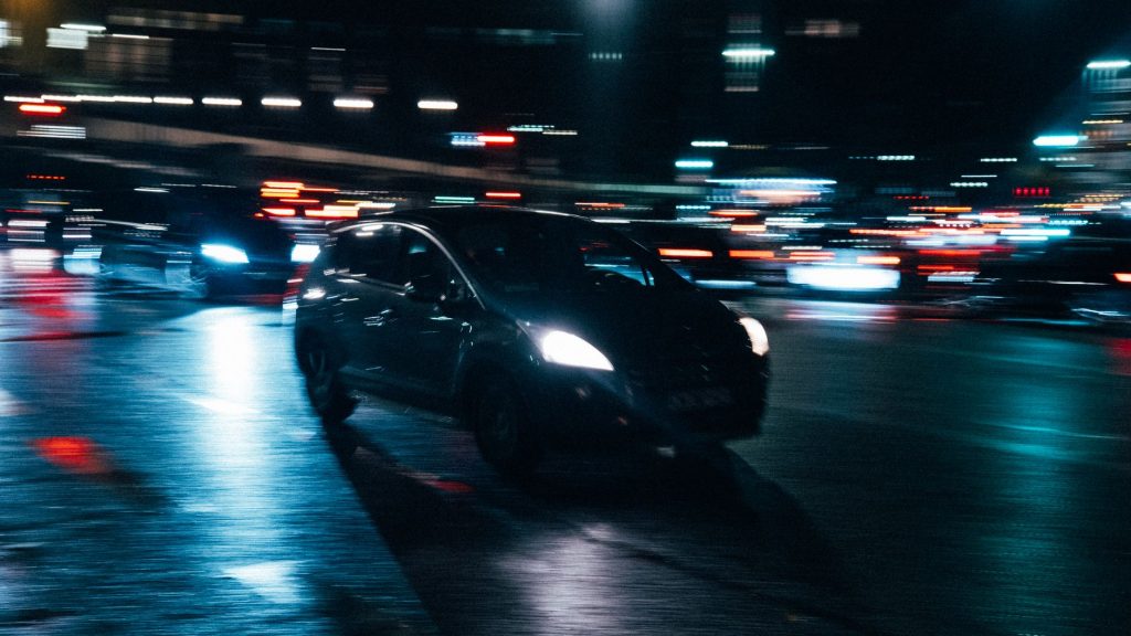 Conducteur au volant lors d’un déplacement professionnel, illustration des frais de véhicule des indépendants