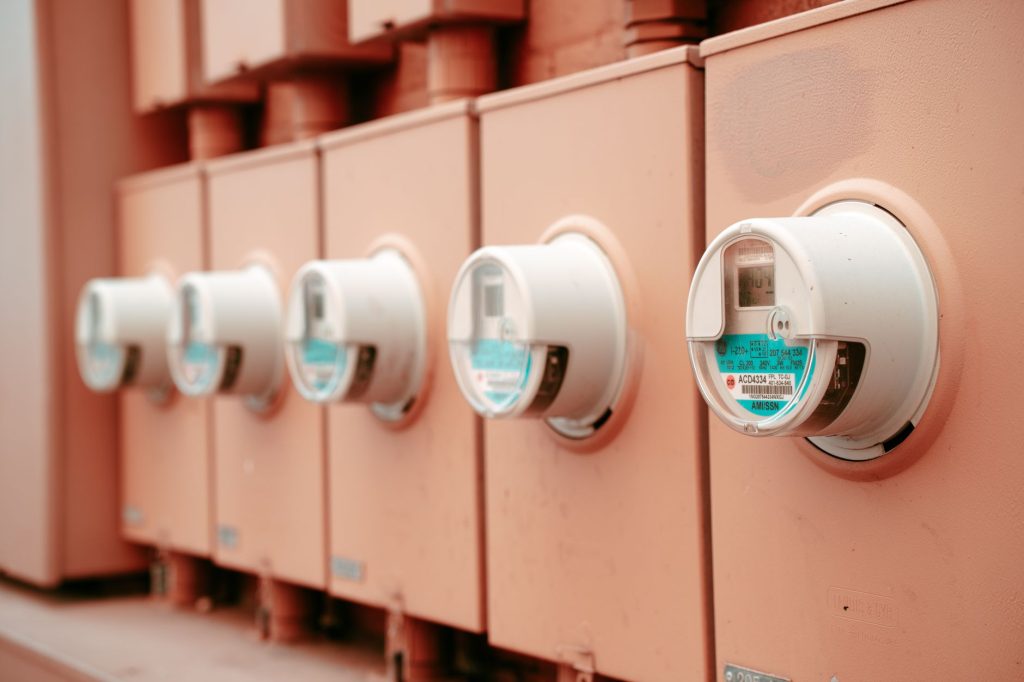 Compteur électrique d’un logement, illustration du chèque énergie 2026