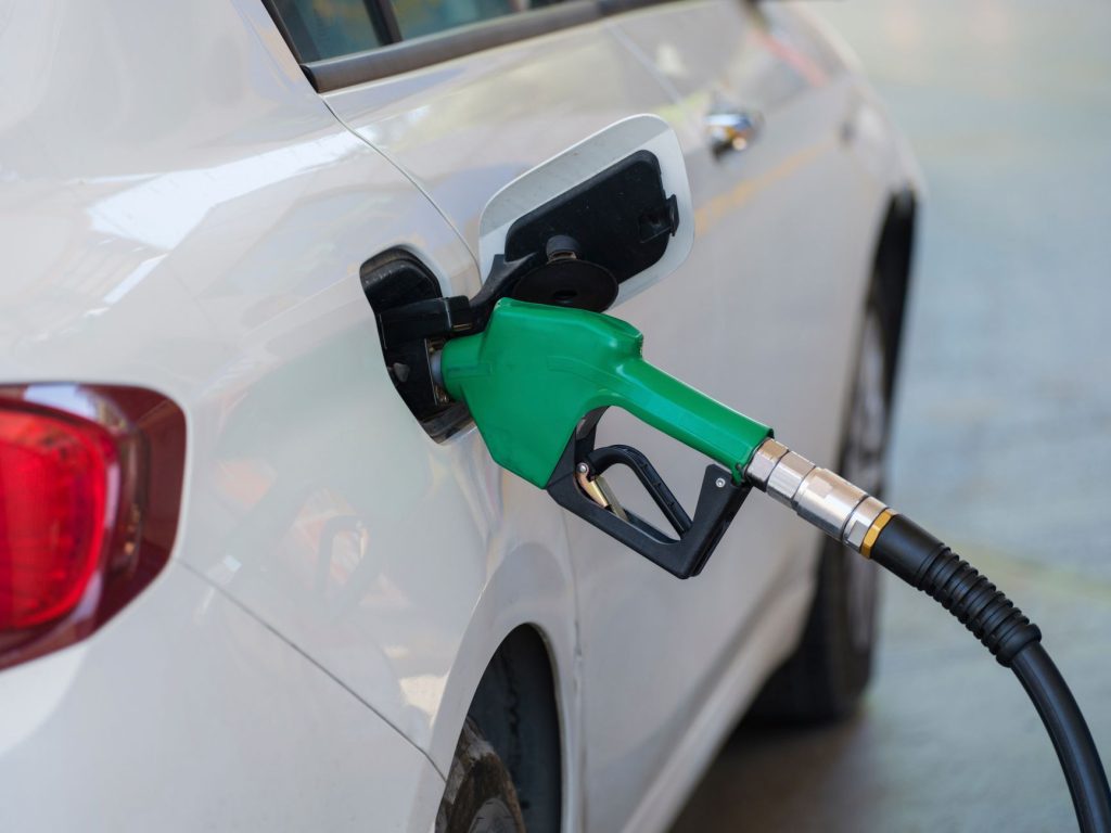 Pistolet de pompe à carburant dans une station-service, dépense déductible au régime des frais réels