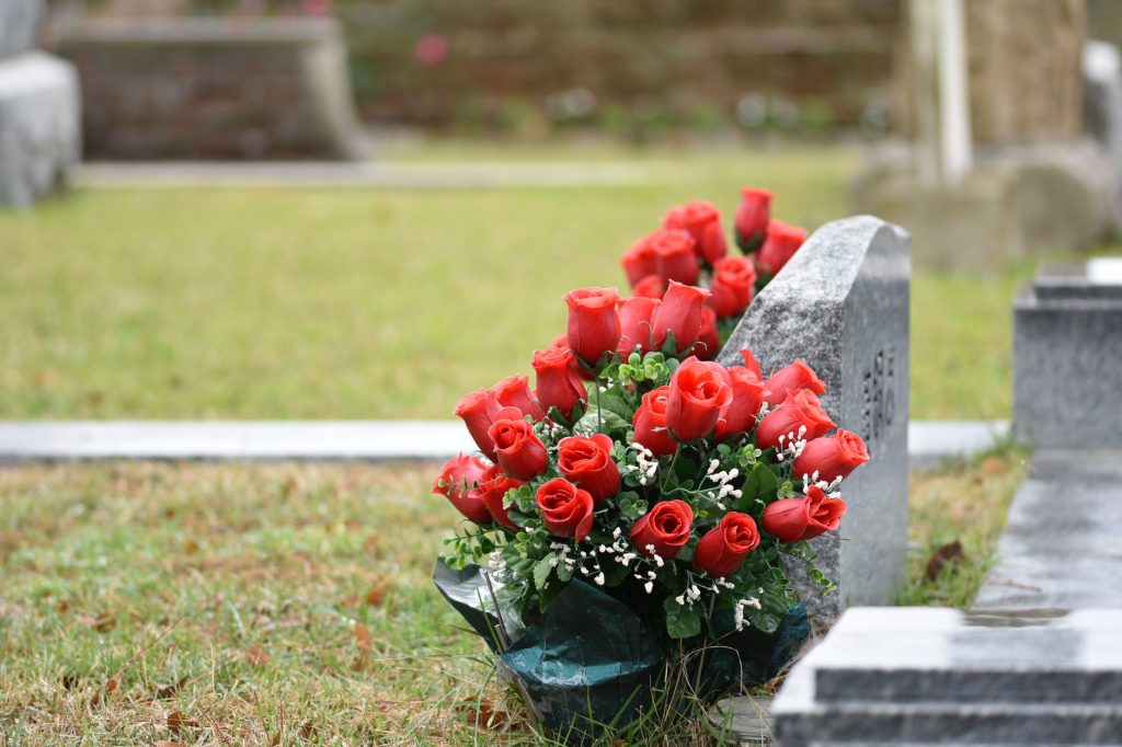 Fleurs de cimetière lors d’une cérémonie funéraire