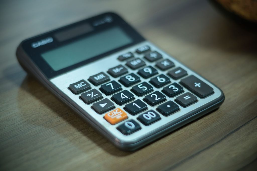 Calculatrice et documents financiers pour simuler les intérêts d'un Livret Jeune