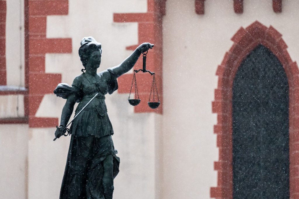 Balance de la justice et ouvrages juridiques dans un cabinet d’avocat