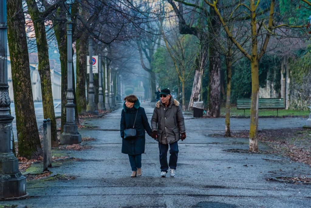 Couple de retraités marchant en extérieur, illustration de la préparation de la retraite des travailleurs indépendants