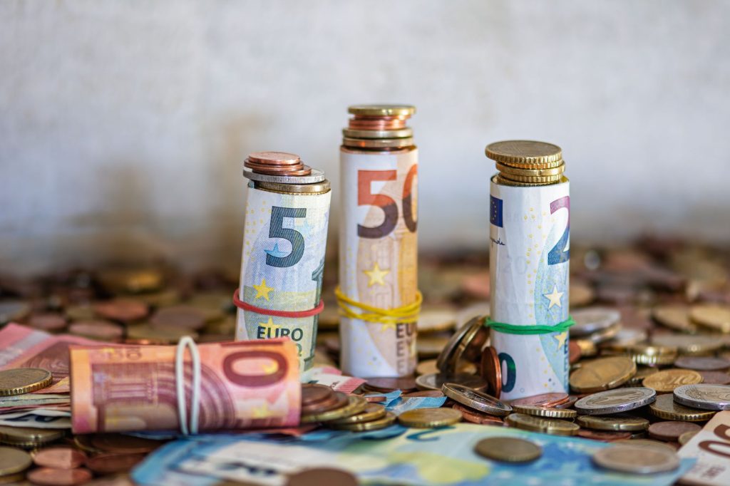 Pièces et billets en euros symbolisant l'épargne rémunérée d'un Livret Jeune en 2026