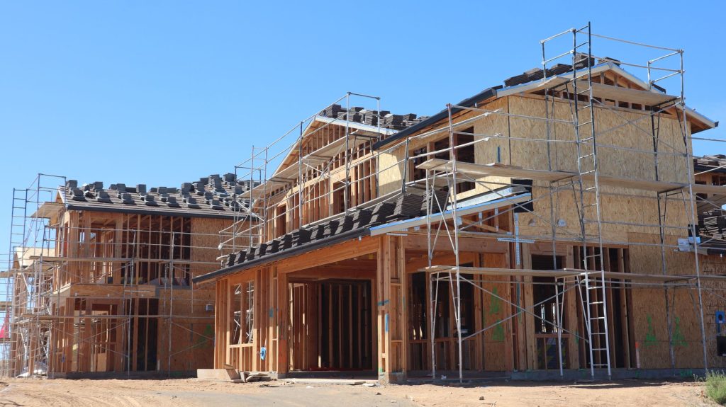 Chantier de construction d’une maison individuelle neuve finançable par le PTZ