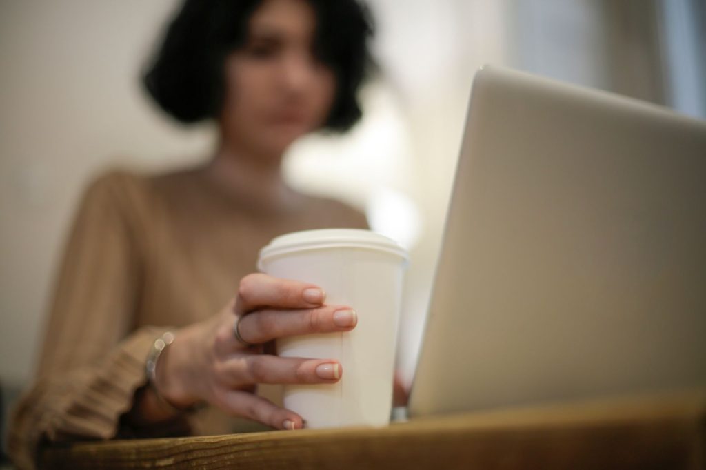 Travailleuse indépendante consultant son échéancier Urssaf sur son ordinateur portable