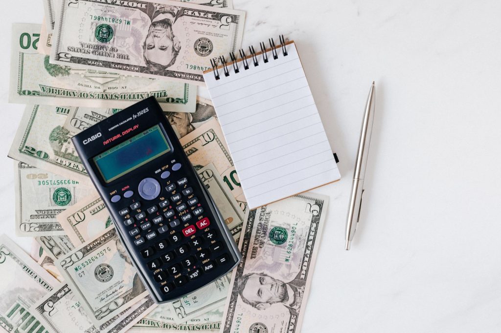 Calculatrice et relevés d'épargne pour chiffrer le coût d'un rachat d'assurance-vie