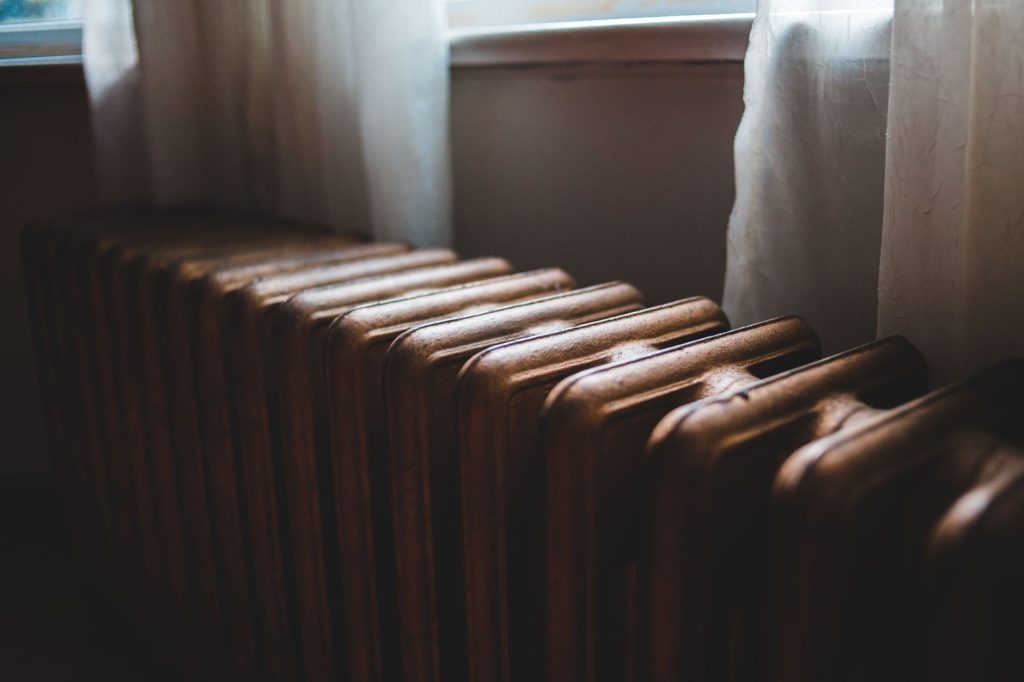 Radiateur de chauffage domestique en hiver, dépense couverte par le chèque énergie