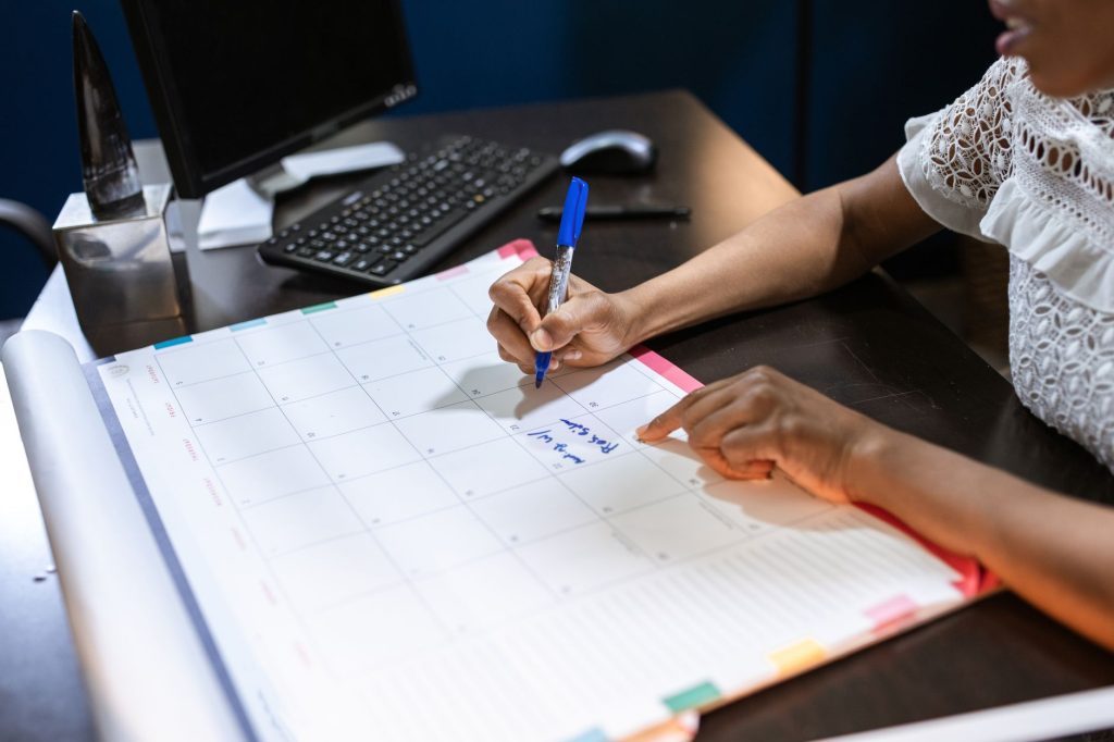 Calendrier et agenda professionnel posés sur un bureau, symbole de la validation des trimestres de retraite