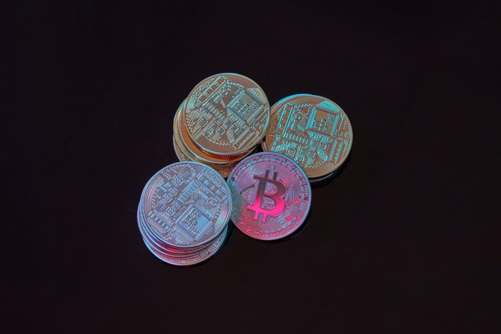 Pièces de cryptomonnaies symbolisant les actifs numériques transmis lors d'une succession