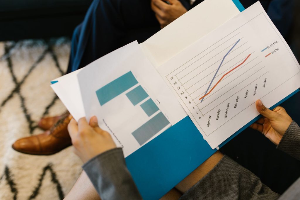 Indépendant en rendez-vous avec un expert-comptable pour arbitrer entre micro et régime réel
