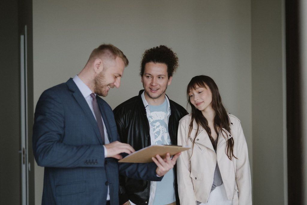 Couple de primo-accédants signant un contrat d’achat immobilier en 2026