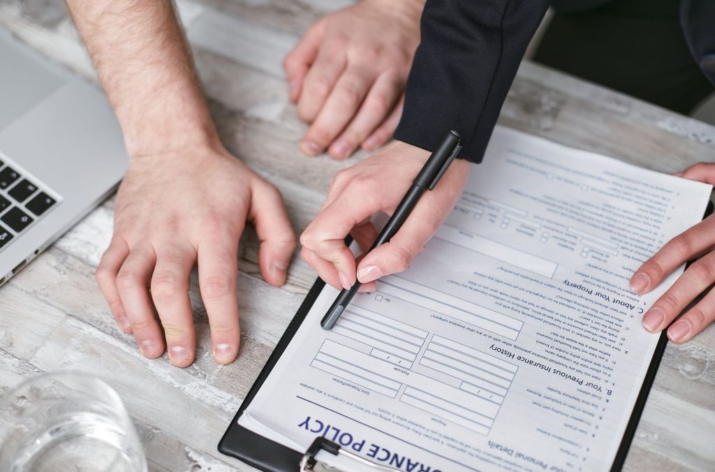 Signature d'un contrat d'assurance-vie sur un bureau