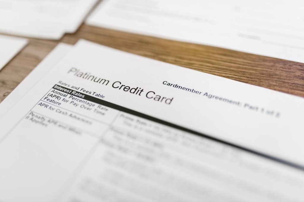 Documents bancaires et argent pour régler les frais funéraires