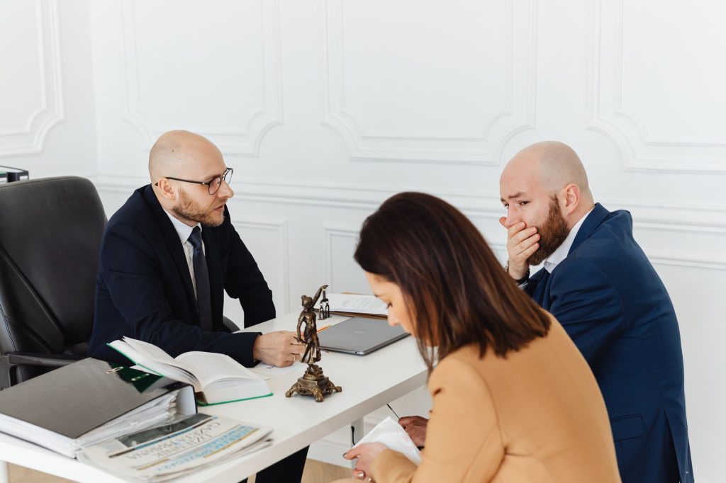 Dossier de succession et testament posés sur un bureau de notaire