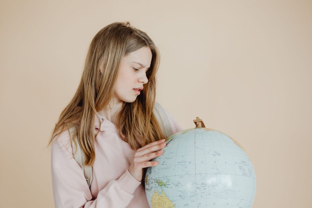 Jeune étudiant préparant son avenir financier avec un plan d'épargne avenir climat