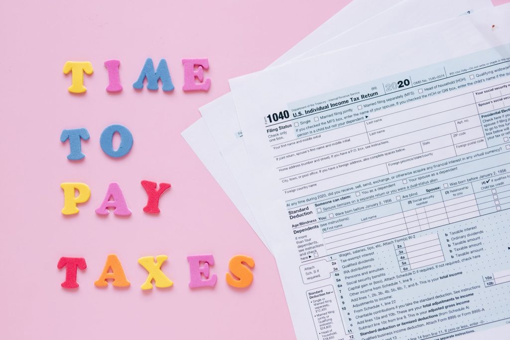 Justificatifs et factures professionnelles classés pour une comptabilité au régime réel