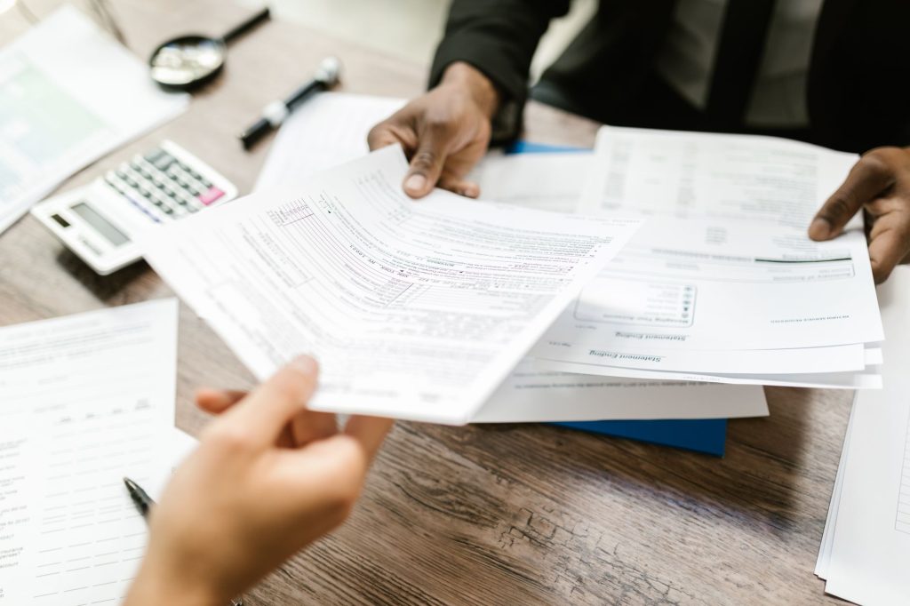 Documents d'assurance et de responsabilité posés sur une table de travail